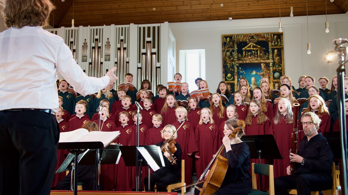 Barnekor og musikere under konsert i Fridalen kirke